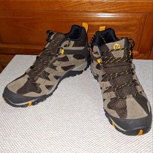 Merrell Alverstone Mid WP Men's Brown Hiking Shoes In A Size 10.5. Like New